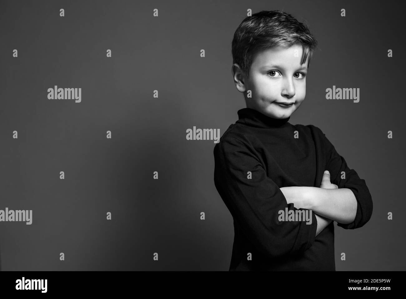 Nahaufnahme Porträt eines attraktiven Jungen 8 Jahre alt Blick auf die Kamera mit gekreuzten Armen - Platz kopieren Stockfoto