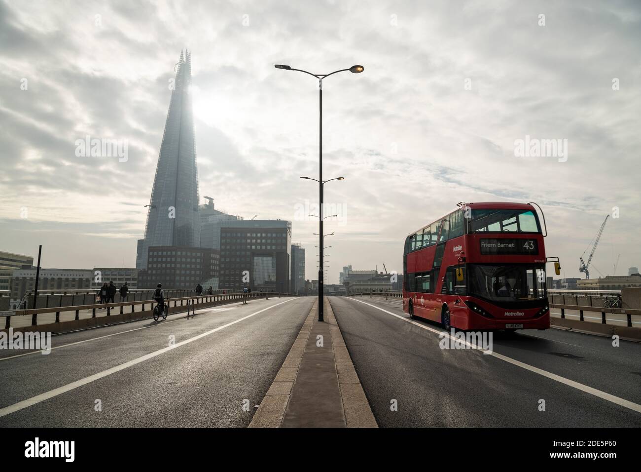Ruhige, leere und menschenleere Straßen und Straßen in London in Coronavirus Covid-19 Pandemiesperre am Shard an der London Bridge mit rotem London Bus in England, Großbritannien, Europa Stockfoto