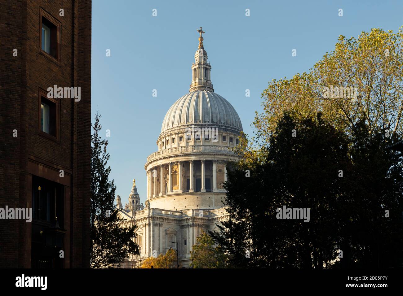 St Pauls Cathedral, eine beliebte Touristenattraktion in London und Wahrzeichen an einem strahlend blauen Himmel im Herbst, wurde in der Coronavirus Covid-19 Pandemie-Sperre aufgenommen, als es in England, Europa, ruhig und leer war Stockfoto