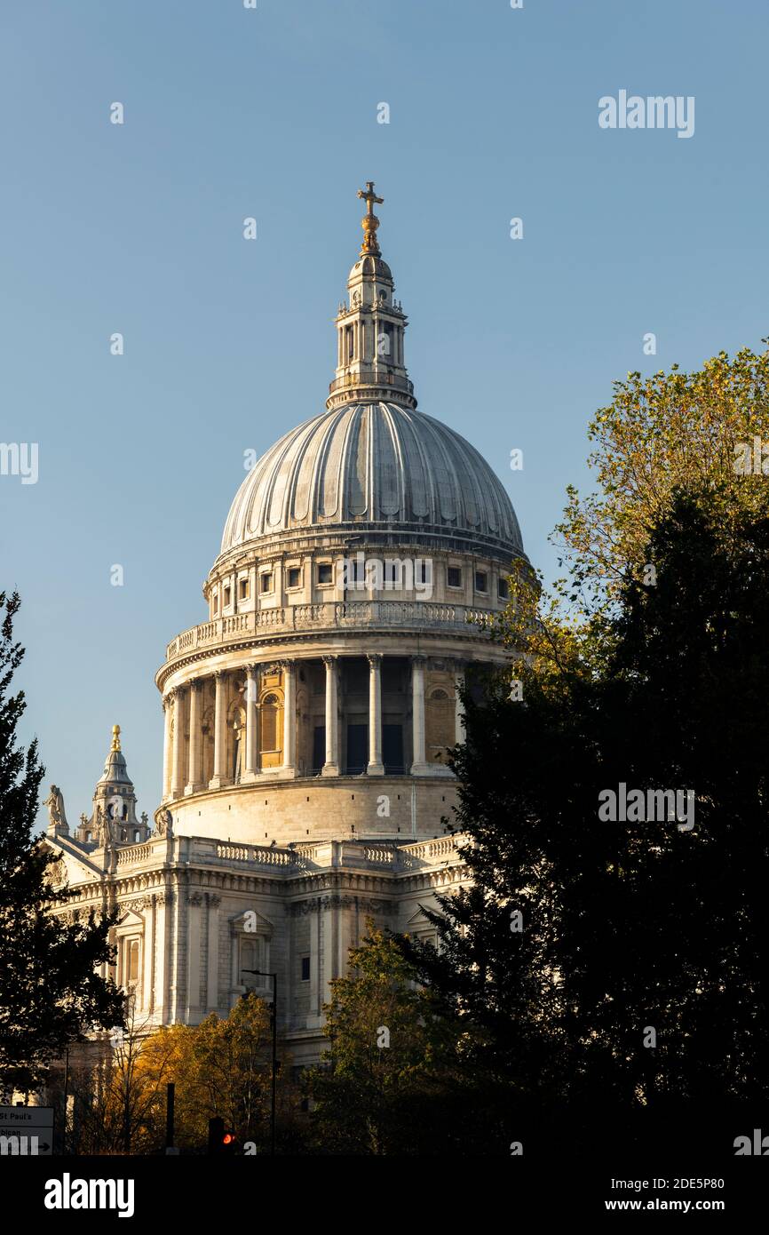St Pauls Cathedral, eine beliebte Touristenattraktion in London und Wahrzeichen an einem strahlend blauen Himmel im Herbst, wurde in der Coronavirus Covid-19 Pandemie-Sperre aufgenommen, als es in England, Europa, ruhig und leer war Stockfoto