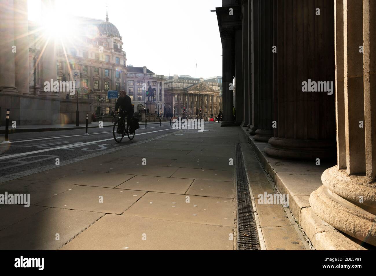 Ruhige Straßen von London in England während der Coronavirus Covid-19 Sperre bei der Bank of England und Royal Exchange in der Stadt, ohne Verkehr Auswirkungen der globalen Pandemie in Großbritannien, Europa Stockfoto