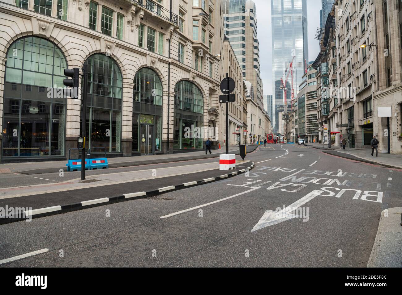 Ruhige, leere Straßen und Straßen in der Stadt im Zentrum von London, die in England während der globalen Pandemiesperre von Coronavirus Covid-19 in England, Großbritannien und Europa aufgenommen wurden Stockfoto