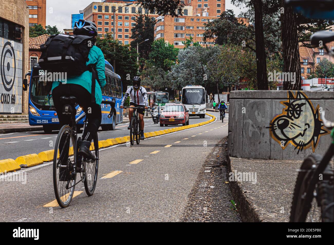 Neuer Radweg auf der avenida Cr 7, nördlich von Bogotá, Kolumbien, 28. November 2020 Stockfoto