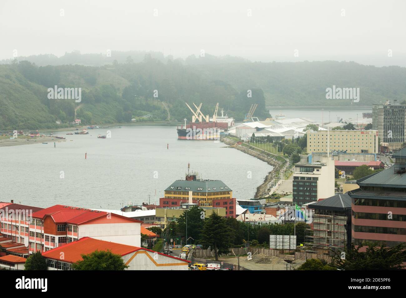 Blick auf den Hafen von Puerto Montt mit Container Schiffe und Fischerboote Stockfoto