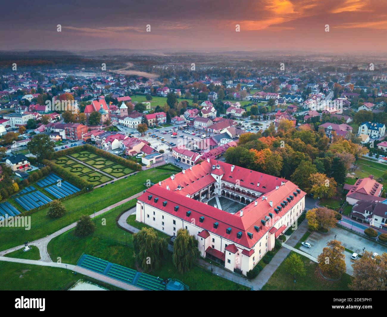 Architektur von Niepolomice. Niepolomice, Kleinpolen, Polen. Stockfoto