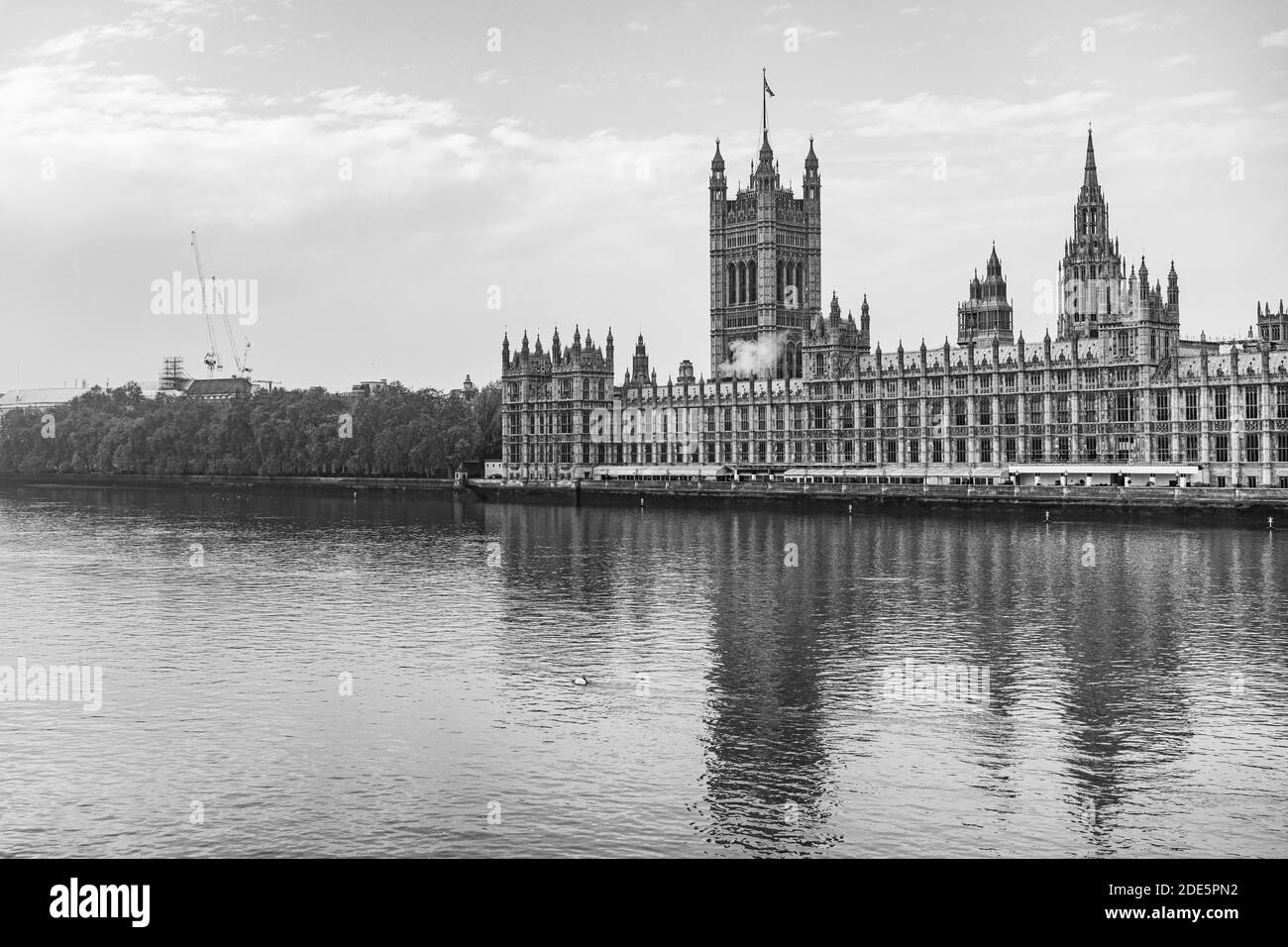 Schwarz-weiße Houses of Parliament, das ikonische Londoner Gebäude und Touristenattraktion mit der Themse, aufgenommen in Coronavirus Covid-19 Lockdown in England, Großbritannien Stockfoto