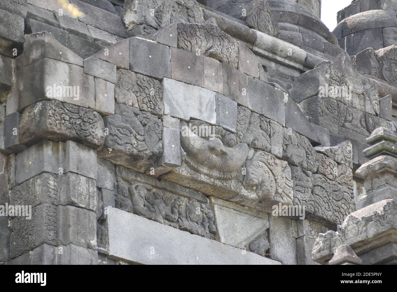 kala Relief am Sojiwan Temple Complex in Zentral-Java, Indonesien Stockfoto