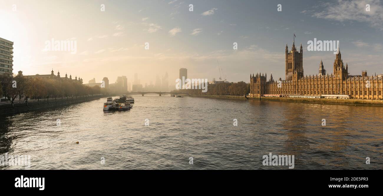 Houses of Parliament, das ikonische alte Londoner Gebäude und Touristenattraktion Wahrzeichen mit schönem Sonnenlicht, aufgenommen in Coronavirus Covid-19 Lockdown in England, Großbritannien Stockfoto