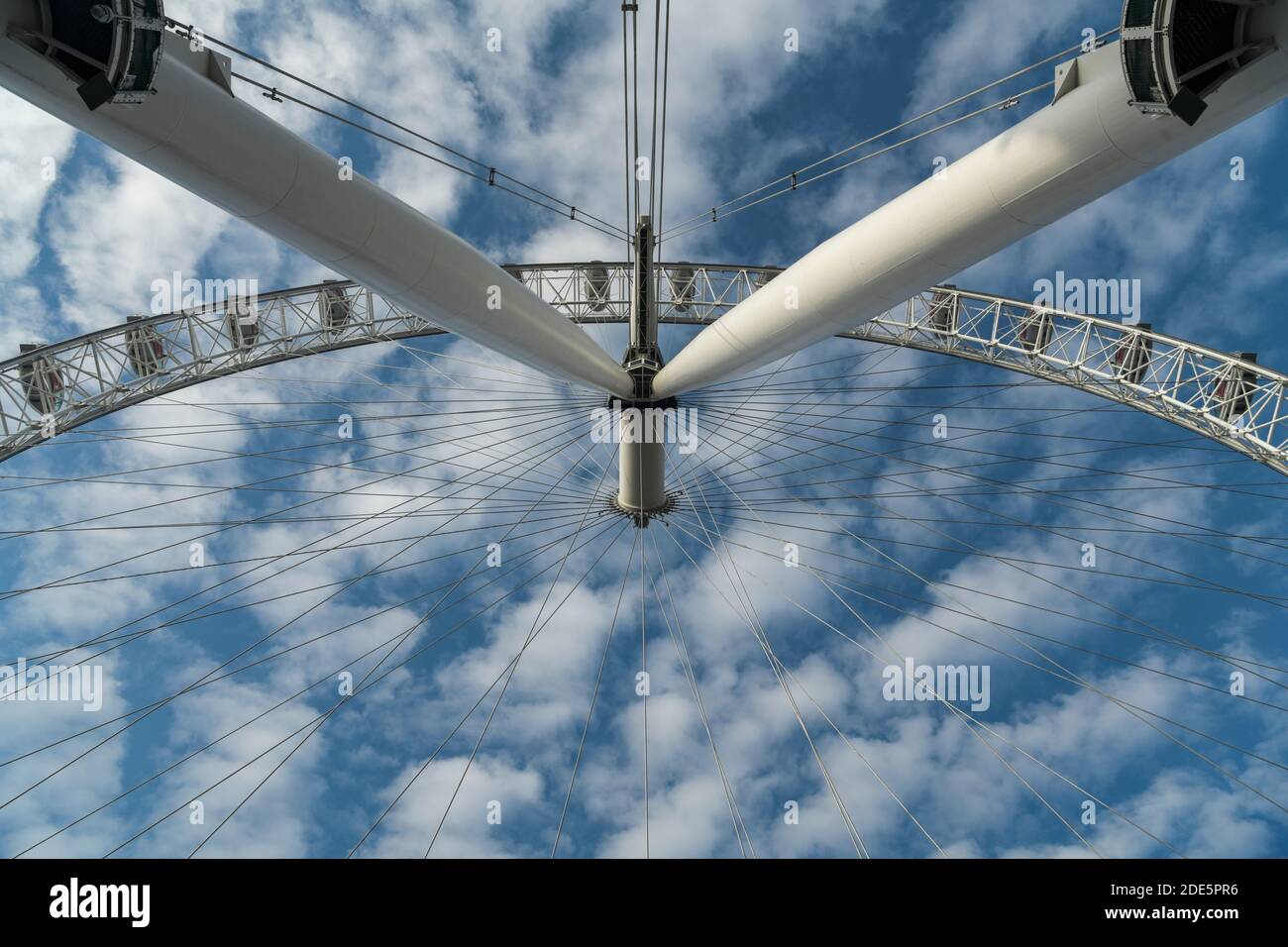 Das London Eye, Wolken und blauer Himmel, das ikonische Gebäude und die berühmte Touristenattraktion, stationär aufgrund der Schließung in der Covid-19 Coronavirus Pandemie Sperre, England, Europa Stockfoto