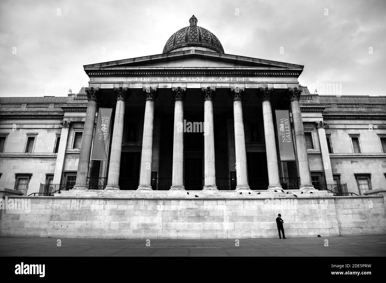 Schwarz-Weiß ruhig und leer Central London in Covid-19 Coronavirus-Sperre mit einer Person in der National Gallery am Trafalgar Square, eine beliebte Touristenattraktion in England, Großbritannien Stockfoto
