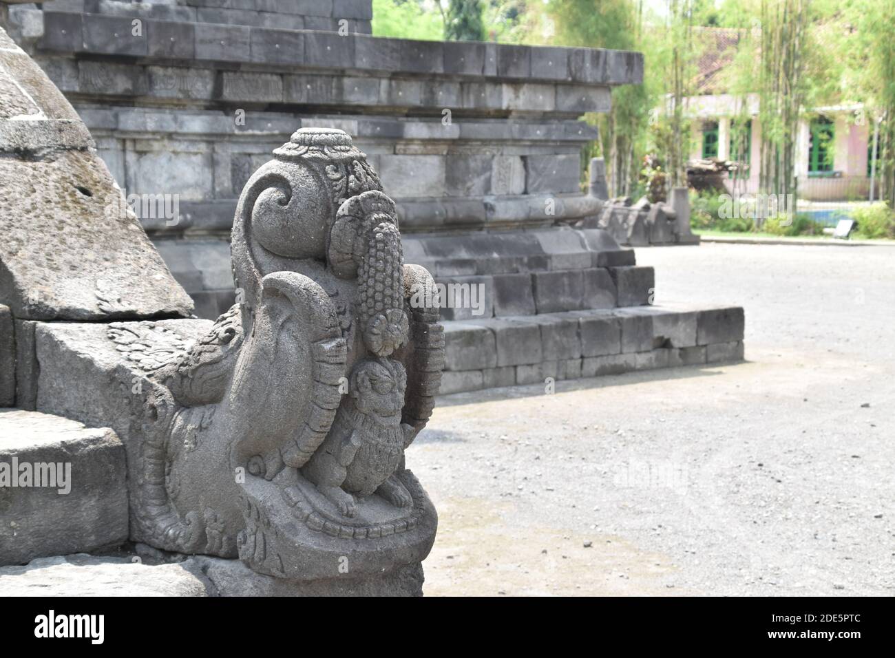 makara Statue auf Sojiwan Temple Complex in Zentral-Java, Indonesien Stockfoto