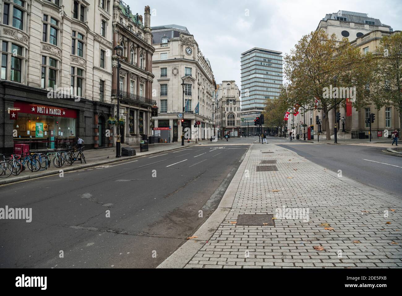 Ruhige, leere Straßen in London ohne Autos oder Verkehr während der Coronavirus Covid-19 Pandemiesperre am Trafalgar Square in London in der City of Westminster, England, Großbritannien Stockfoto