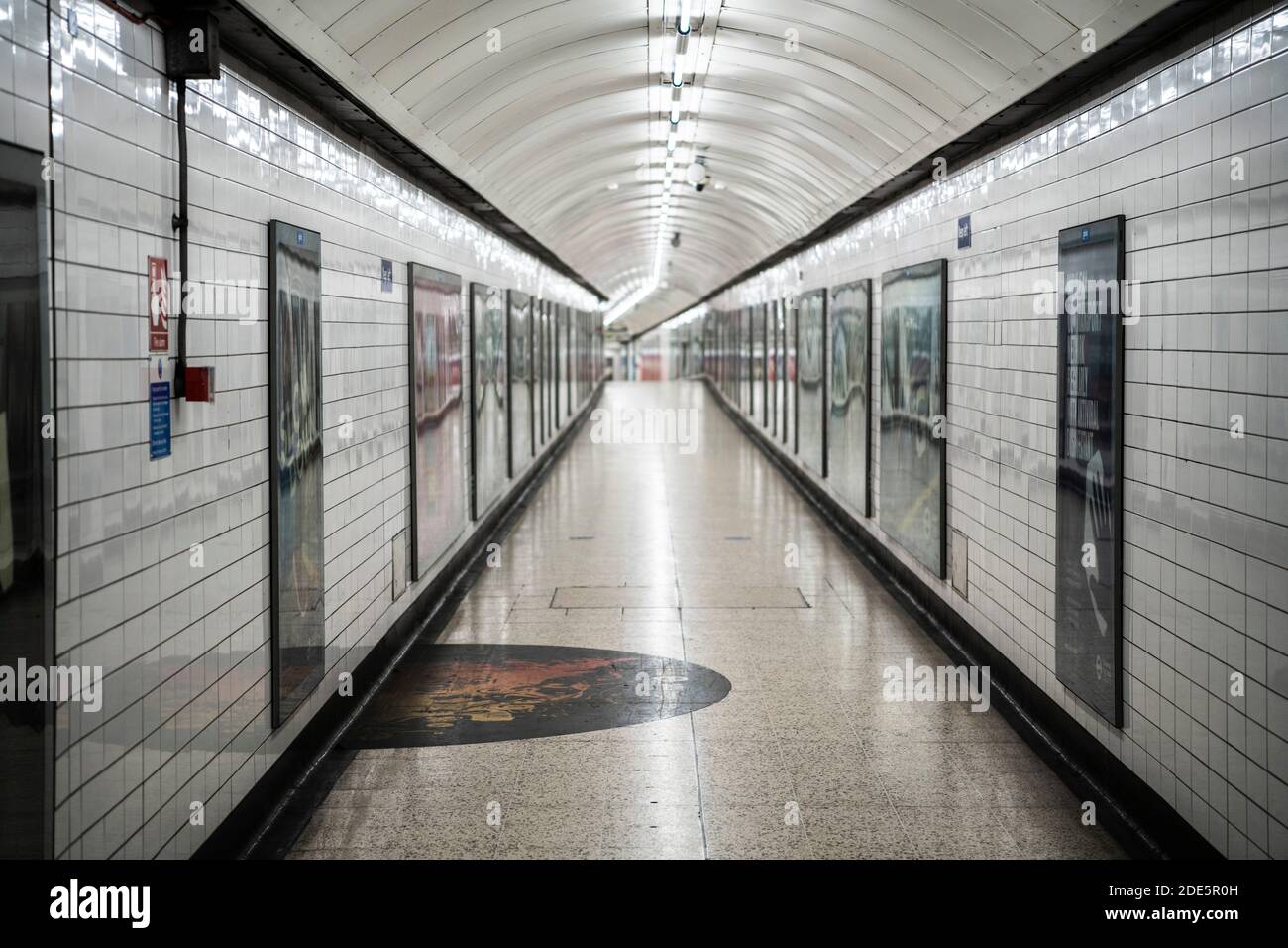 Ruhige, leere und verlassene Londoner U-Bahn-Station in Coronavirus Covid-19 Pandemiesperre, während öffentliche Verkehrsmittel und Züge wurden reduziert ohne Menschen während Reiseverbot Stockfoto