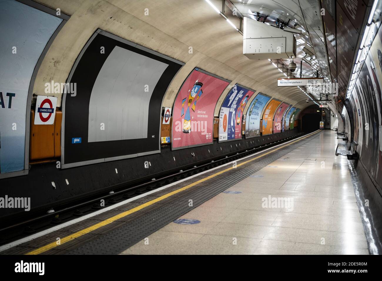 Ruhige, leere und menschenleere Londoner U-Bahn-Station Plattform in Coronavirus Covid-19 Pandemiesperre, während die öffentlichen Verkehrsmittel reduziert wurde ohne Menschen während des Reiseverbots Stockfoto
