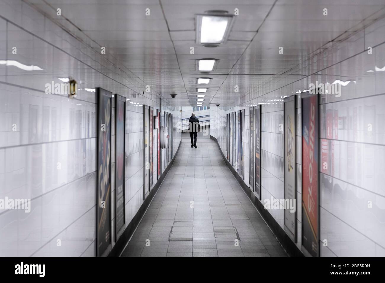 Ruhige, leere Londoner U-Bahn-Station in Coronavirus Covid-19 Pandemiesperre, mit einer einzigen Person im öffentlichen Verkehr, wenn Züge während des Reiseverbots reduziert wurden Stockfoto