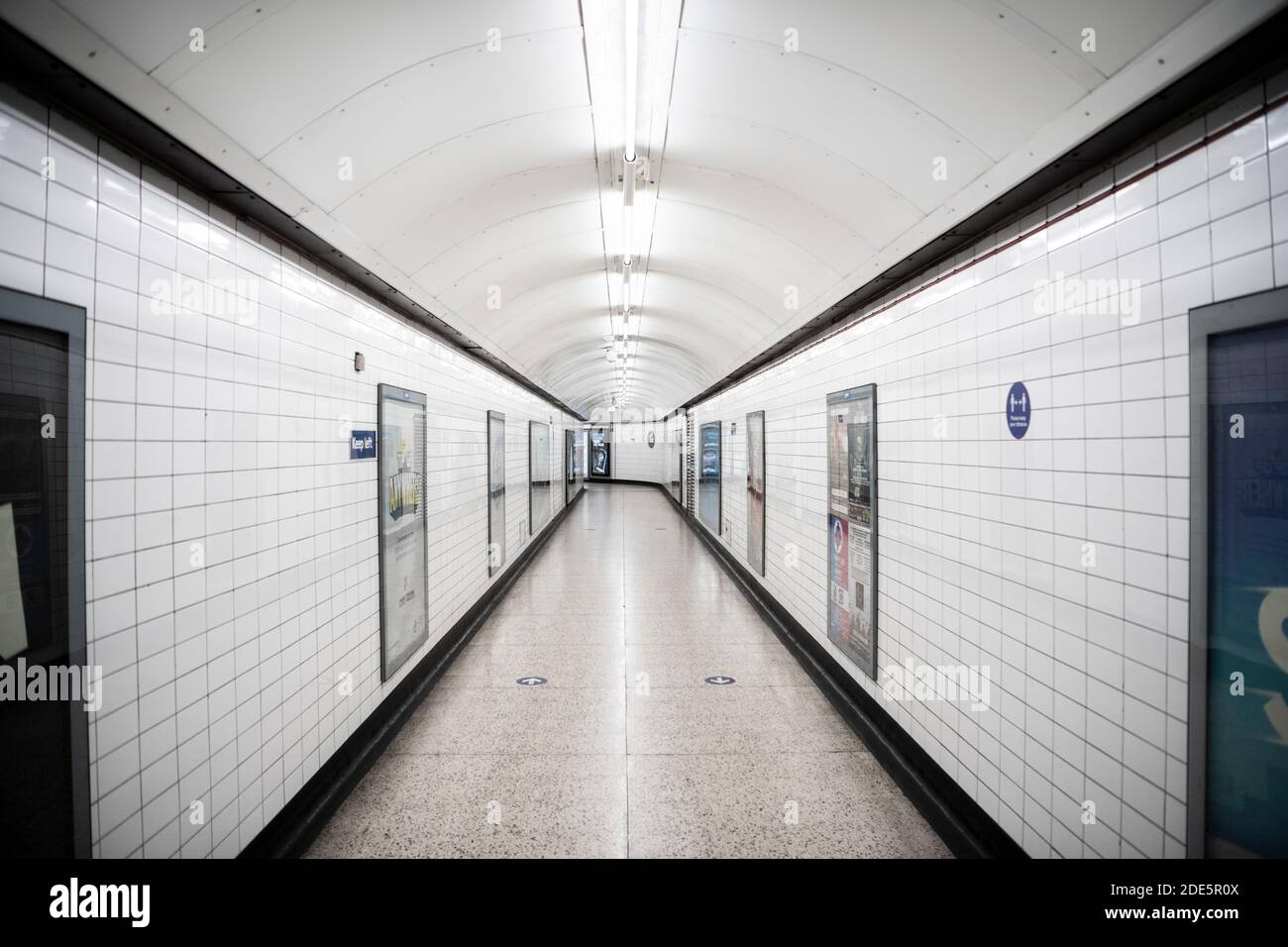 Ruhige, leere und verlassene Londoner U-Bahn-Station in Coronavirus Covid-19 Pandemiesperre, während öffentliche Verkehrsmittel und Züge wurden reduziert ohne Menschen während Reiseverbot Stockfoto