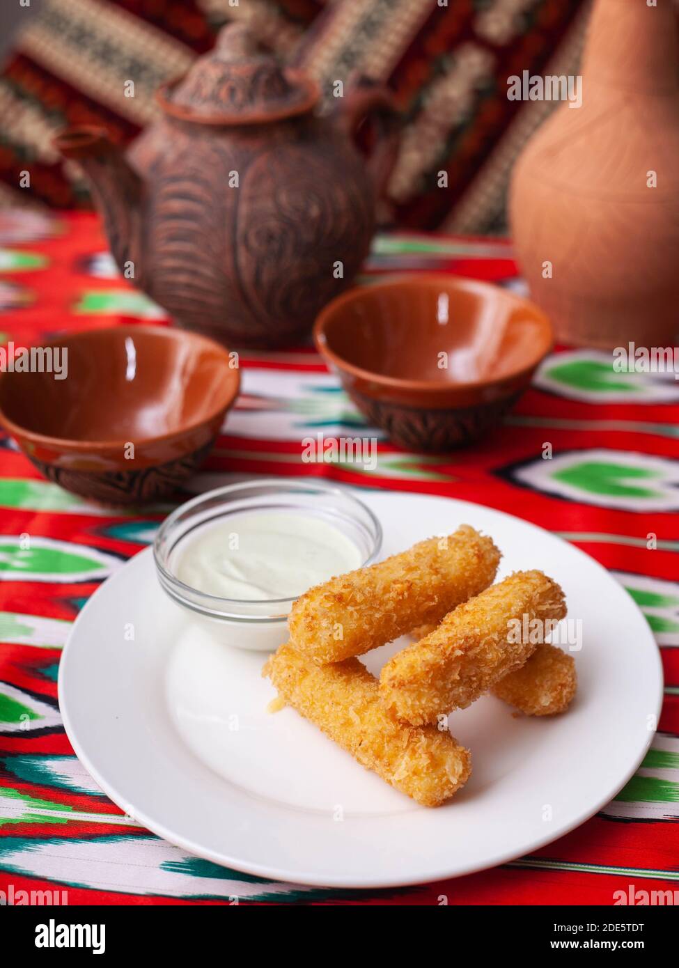 Cheese Sticks: Gebratener panierter Käse mit cremiger Sauce. Asiatischer Stil Stockfoto