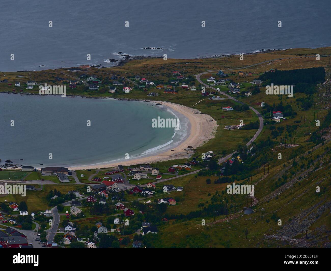 Ramberg, Moskenesøy, Lofoten, Norwegen - 08-31-2020: Luftaufnahme des schönen Sandstrands von Ramberg, beliebtes Touristenziel auf den Lofoten-Inseln. Stockfoto