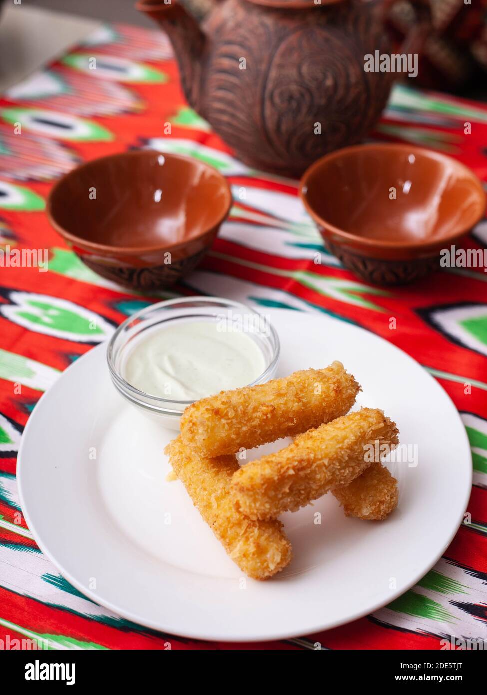 Cheese Sticks: Gebratener panierter Käse mit cremiger Sauce. Asiatischer Stil Stockfoto