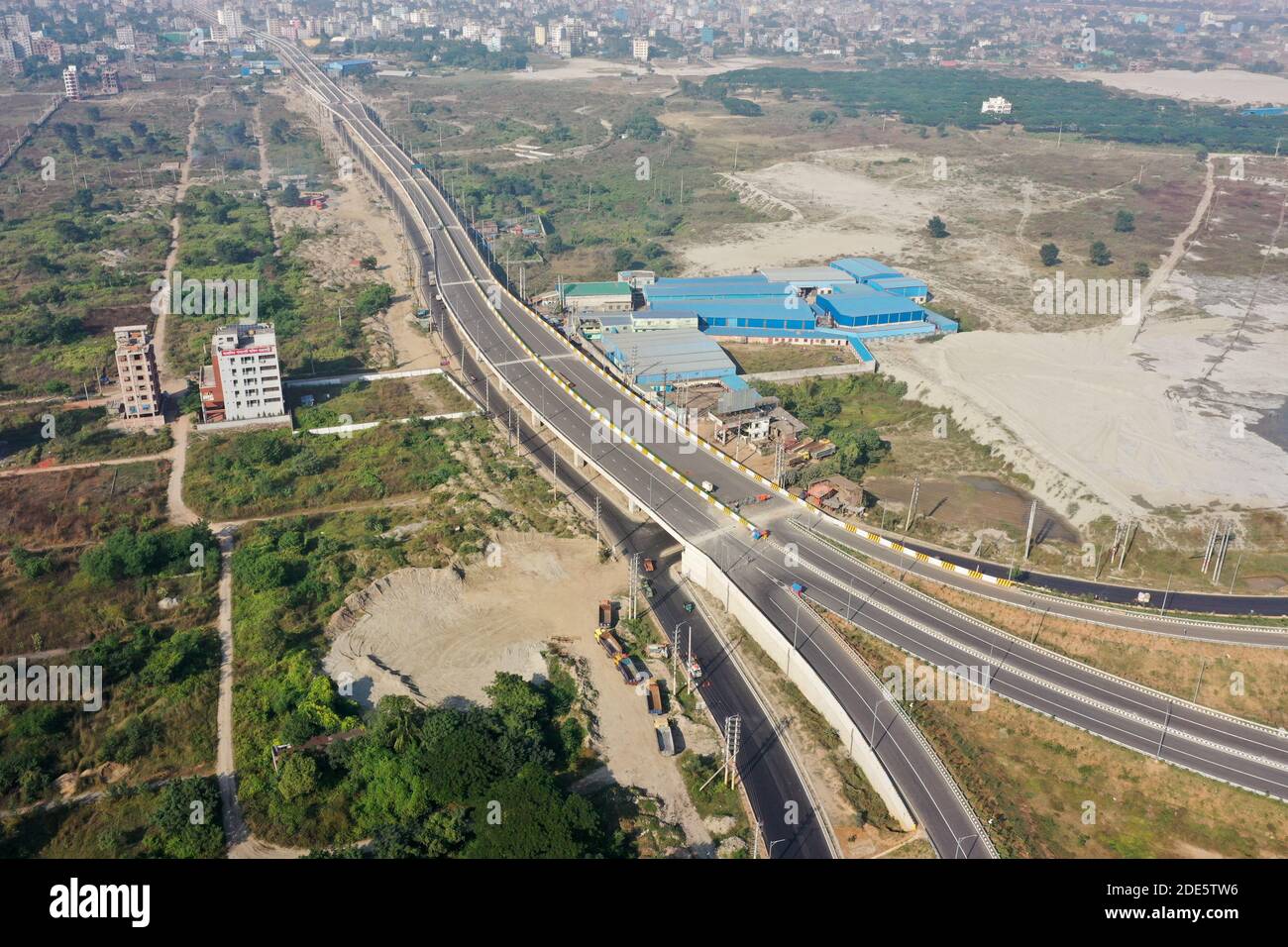 Dhaka, Bangladesch - 28. November 2020: Der 54,7 km lange, vierspurige Dhaka-Mawa Padma Bridge Mawa Expressway wird voraussichtlich die Reisezeit zwischen Dhaka an verkürzen Stockfoto