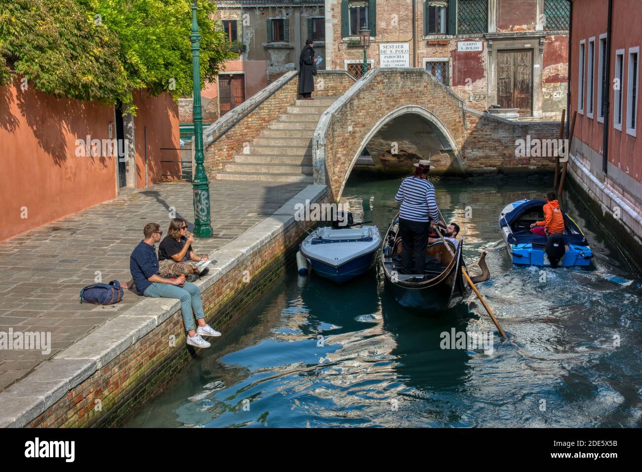 Venedig, Italien, 12. Oktober 2019: Touristen reisen auf der Gondel am Kanal in Venedig, Italien. Gondelfahrt ist die beliebteste touristische Aktivität in Venedig. Stockfoto