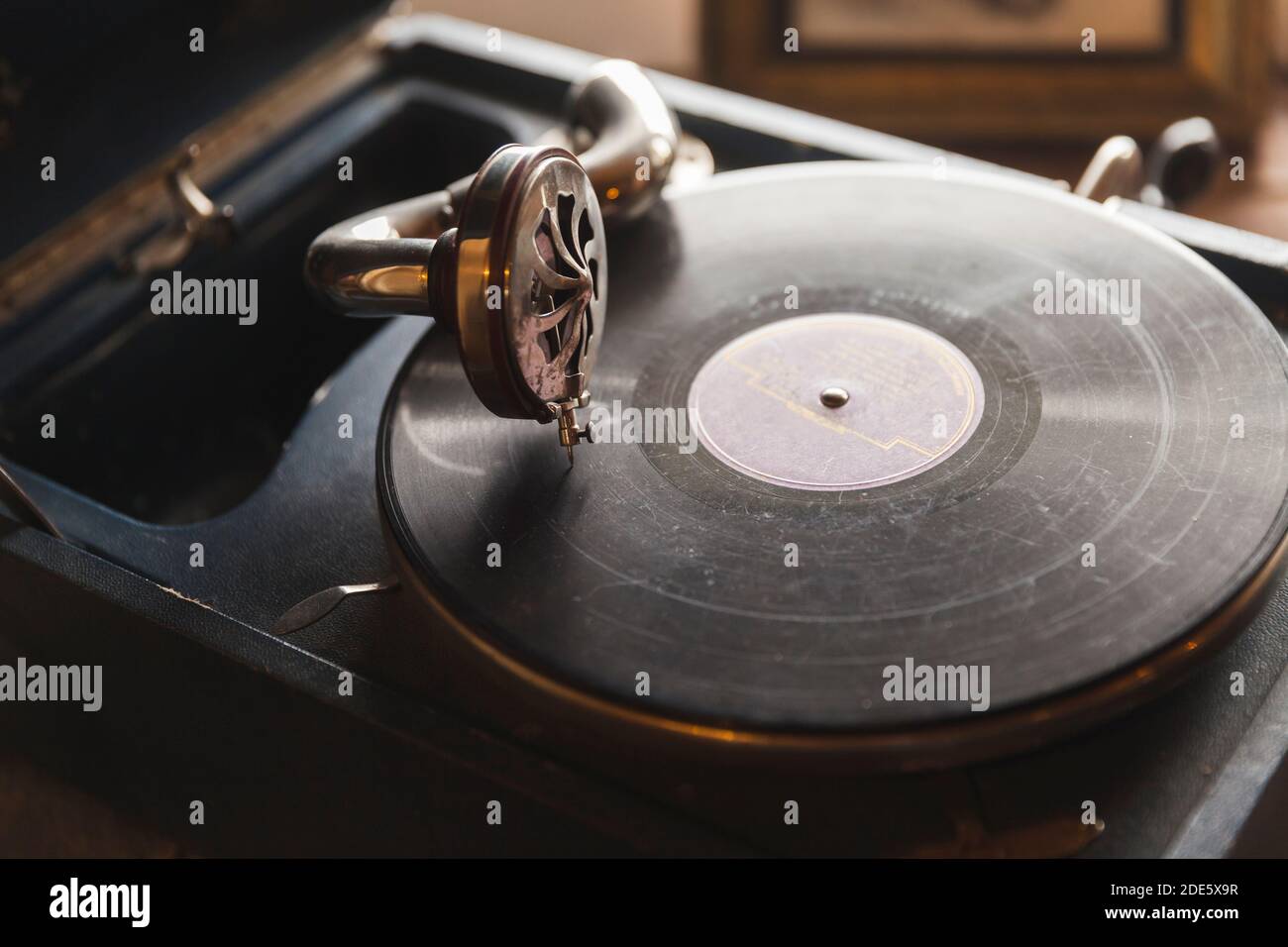 Vintage Phonograph mit schwarzer Vinyl-Platte spielt eine alte Musik Stockfoto