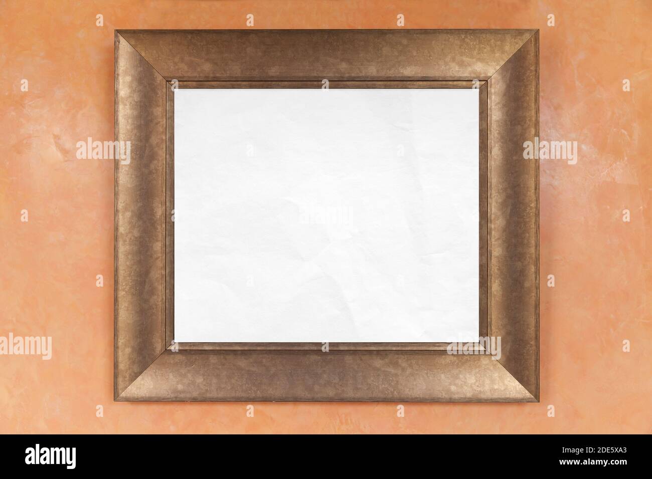 Leerer Holzrahmen mit Kopierraum Bereich von leerem weißem Papier ist auf einer Wand, Hintergrundtextur Stockfoto