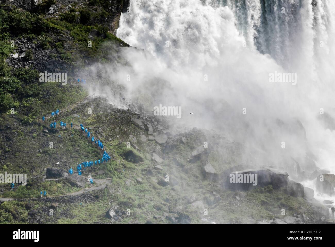 Nahaufnahme von Touristen, die sich dem Wasserfall nähern Stockfoto