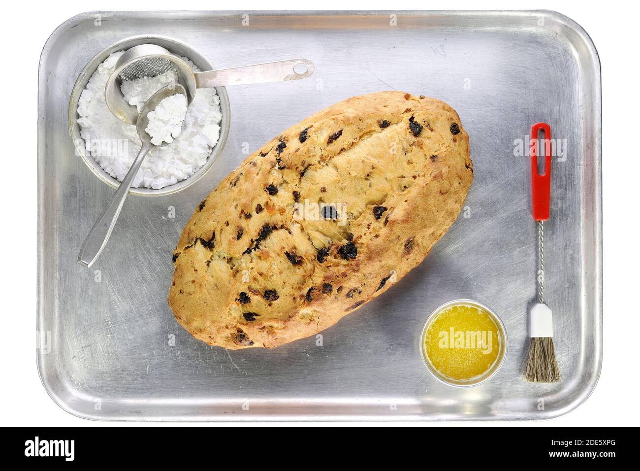 Frisch gebackener traditioneller sächsischer Weihnachtsstollen auf einem Aluminiumbacken Fach Stockfoto