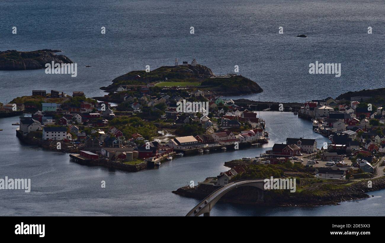 Henningsvær, Austvågøya, Lofoten, Norwegen - 08-28-2020: Schöne Luftaufnahme eines kleinen Fischerdorfes auf zwei Inseln mit Brücke. Stockfoto