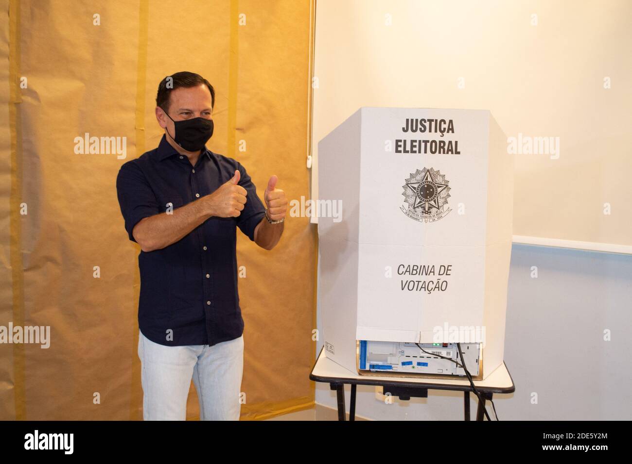 Sao Paulo, Sao Paulo, Brasilien. November 2020. Sao Paulo (SP), 29/11/2020 Ã¢â‚¬' ELEICAO/GOVERNADOR JOAO DORIA /VOTA EM SAO PAULO Ã¢â‚¬' O Governador de Sao Paulo Joao Doria vai ao deu local de votacao companhado pelo atual Prefeito de Sao Paulo Bruno Covas e da primeira Dama Bia Doria que acompanha o voto no Colegio St.PaulÃ¢â‚¬â„¢s Ã¢â‚¬' Rua Juquia, 166 Ã¢â‚¬' Jardim Paulistano, nesta manha de domingo Credit: Leco Viana/TheNEWS2/ZUMA Wire/Alamy Live News Stockfoto