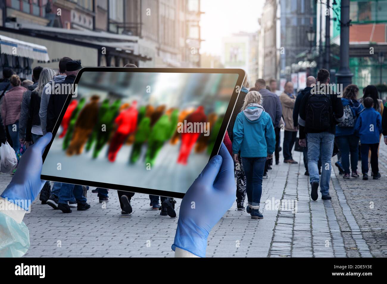 Hände mit digitalem Tablet und Wärmebildkamera. Menschen mit hohem Fieber in der Menge zu finden Stockfoto