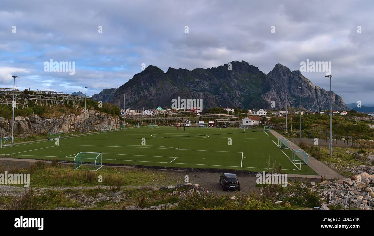 Henningsvær, Austvågøya, Lofoten, Norwegen - 08-29-2020: Blick auf das berühmte Fußballfeld von Henningsvaer auf der Insel zwischen Felsen und Trockenflocken. Stockfoto
