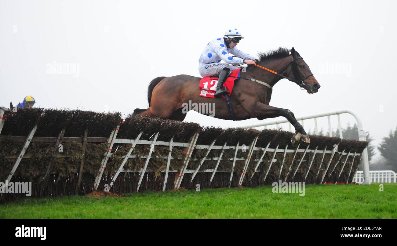 Advanced Virgo geritten von Kevin Brouder gewinnt die Bar One Racing Extra Places Handicap-Hürde auf der Fairyhouse Racecourse. Stockfoto