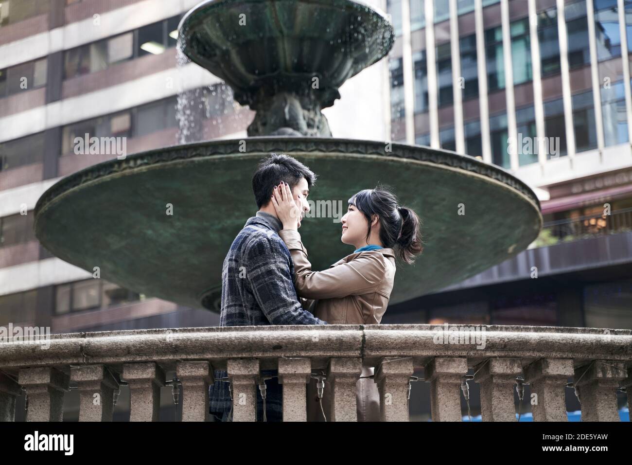 Outdoor-Porträt von einem glücklich liebenden asiatischen Paar Stockfoto