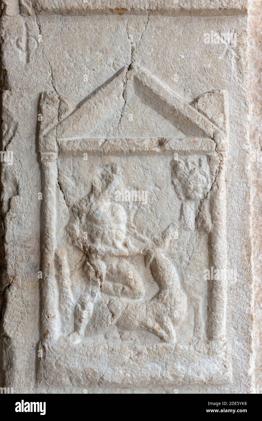 Marmor Ara oder Ara Pacis aus dem II. Oder III. Jahrhundert ANZEIGE, die Herakles zeigt, die das Relief der Ceryneischen Hinde am einfangen Alte Serdica in Sofia Bulgarien Stockfoto