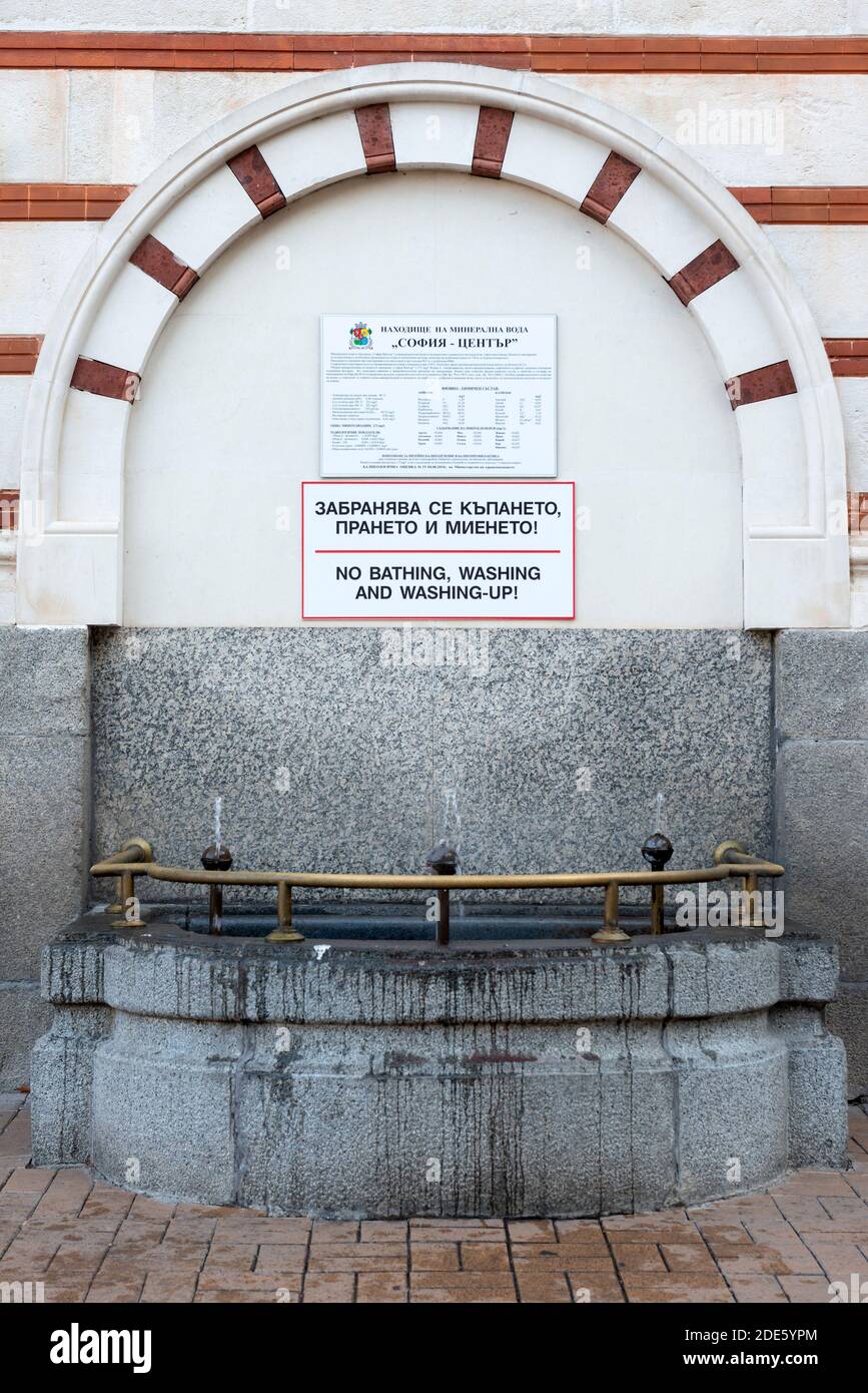 Die zentralen Mineralbäder von Sofia haben den Quellbrunnen mit warmem Mineralwasser in Sofia Bulgarien Osteuropa angezapft Stockfoto