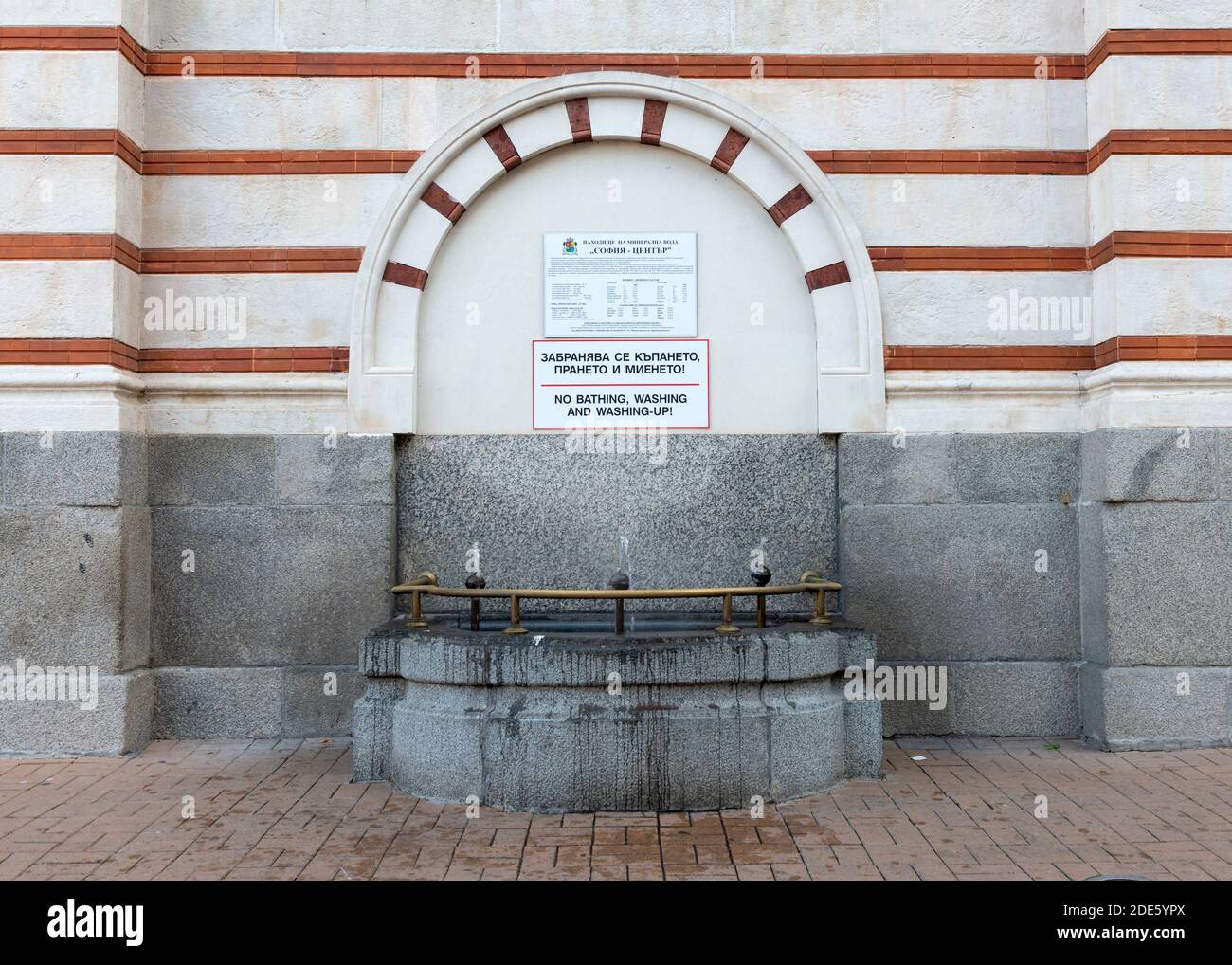 Warmes Mineralwasser gezapfter Springbrunnen vor dem Sofia Central Mineralbäder in Sofia Bulgarien Osteuropa Stockfoto