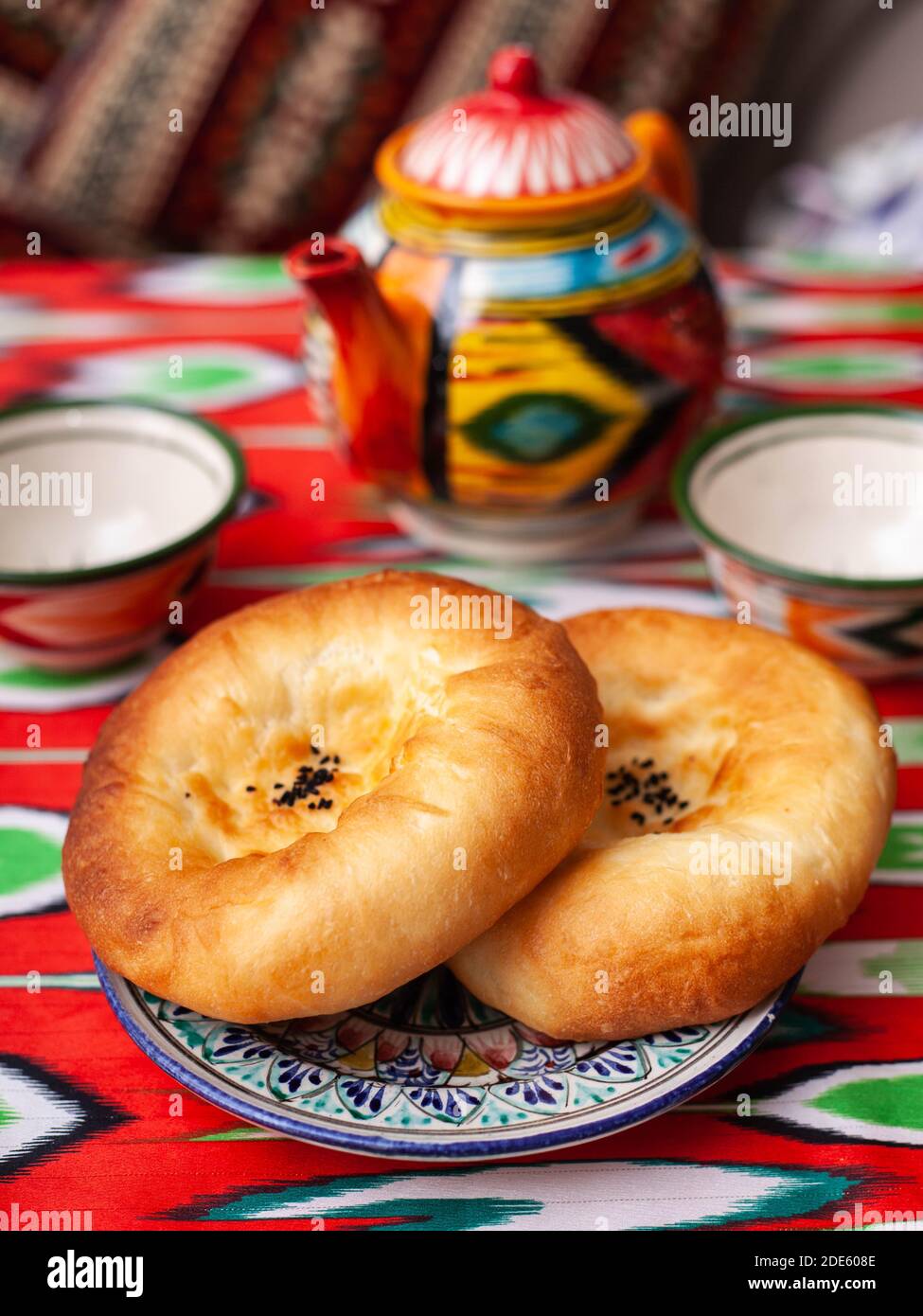 Traditionelles usbekisches Brot. Lepeshka – Brot im orientalischen Stil. Östliche Küche Stockfoto
