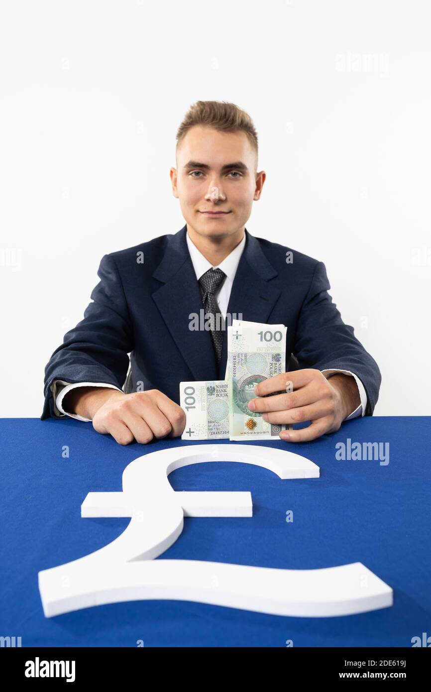 Lächelnder junger Erwachsener am Geldschalter einer Nationalbank. Ein begabter Junge in verantwortungsvoller Position. Stockfoto
