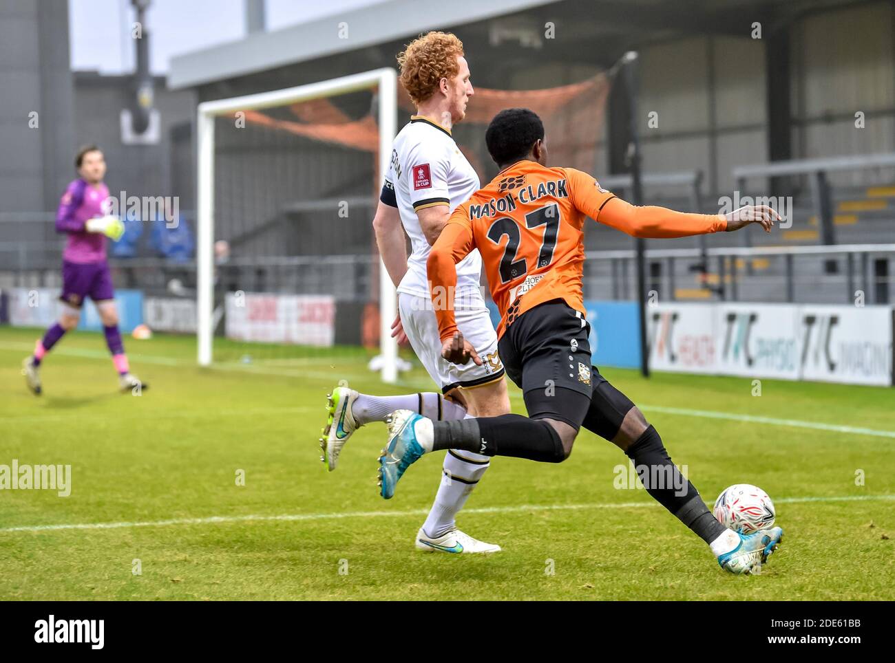 London, Großbritannien. November 2020. *** während des FA Cup 2nd Round Matches zwischen Barnett und Milton Keynes Dons im Hive, London, England am 29. November 2020. Foto von Phil Hutchinson. Nur redaktionelle Verwendung, Lizenz für kommerzielle Nutzung erforderlich. Keine Verwendung bei Wetten, Spielen oder Veröffentlichungen einzelner Vereine/Vereine/Spieler. Kredit: UK Sports Pics Ltd/Alamy Live Nachrichten Stockfoto