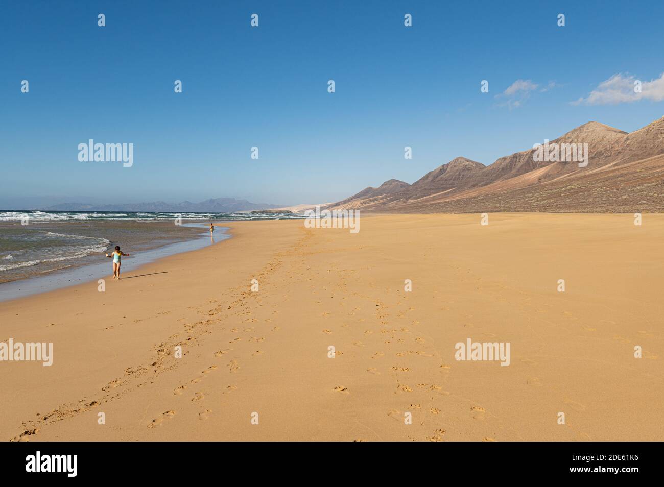 Kinder wandern am Cofete Strand, Fuerteventura Insel, Kanarische Inseln, Spanien Stockfoto