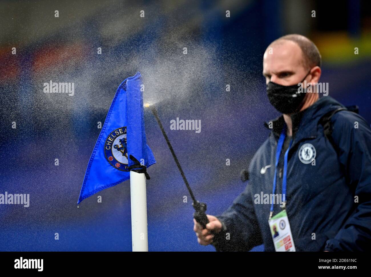 Ein Mitarbeiter desinfiziert vor Beginn des Premier League-Spiels in Stamford Bridge, London, eine Eckflagge. Stockfoto