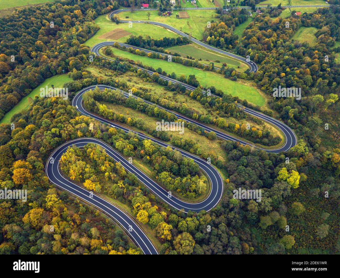 Kurvenreiche Straße in Polen. Subcarpathia, Polen. Stockfoto
