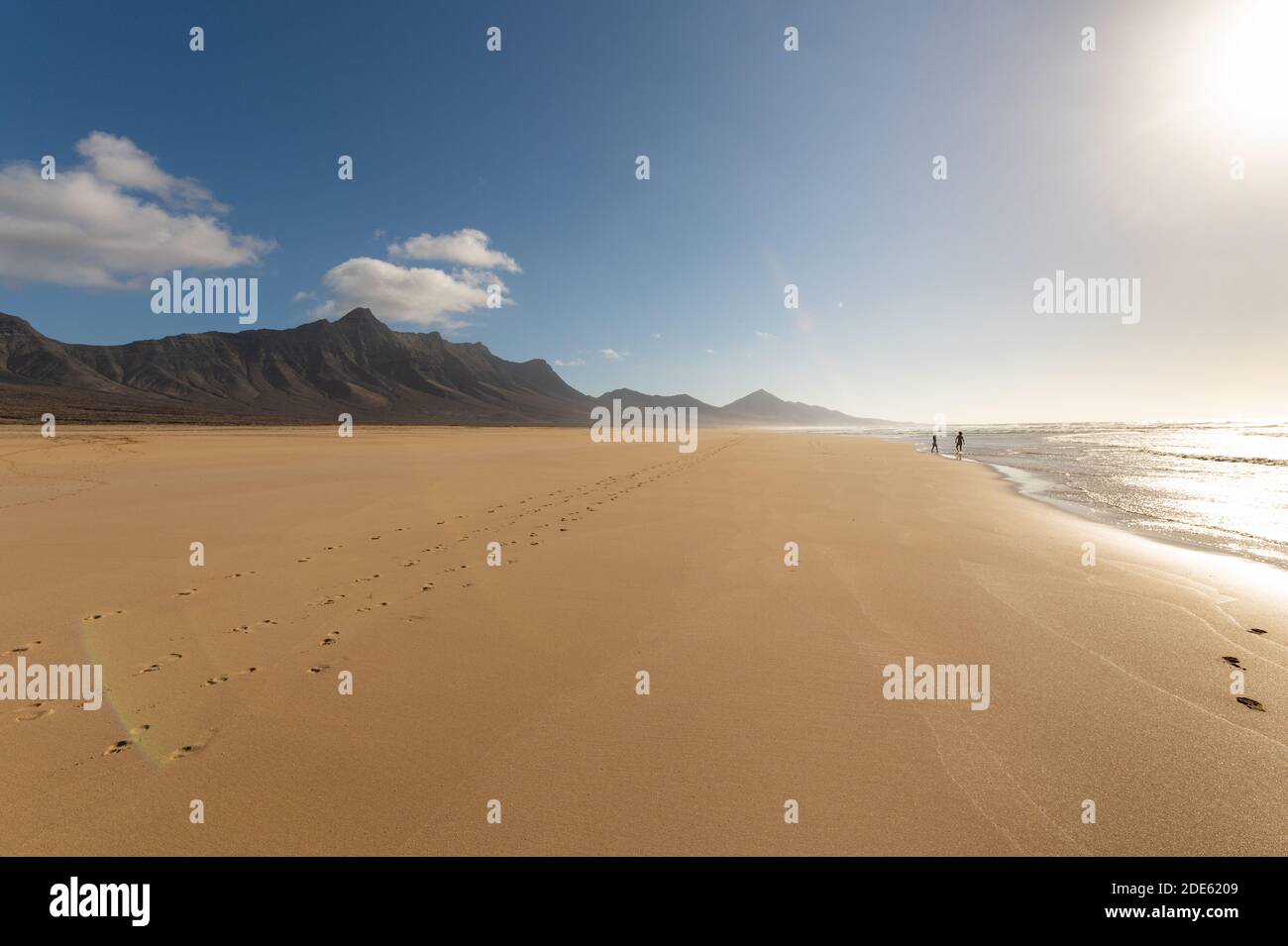 Kinder wandern am Cofete Strand, Fuerteventura Insel, Kanarische Inseln, Spanien Stockfoto
