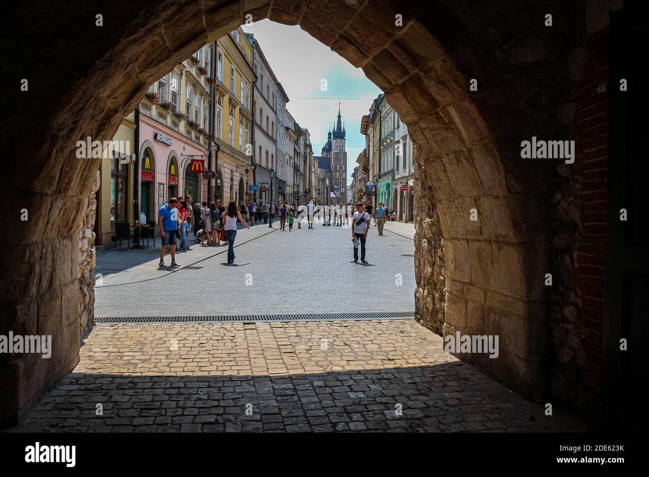 Krakau, Polen - 29. Juli 2018: Der Torbogen am St. Florian Tor zur Florianska Straße in der Altstadt von Krakau, Polen Stockfoto