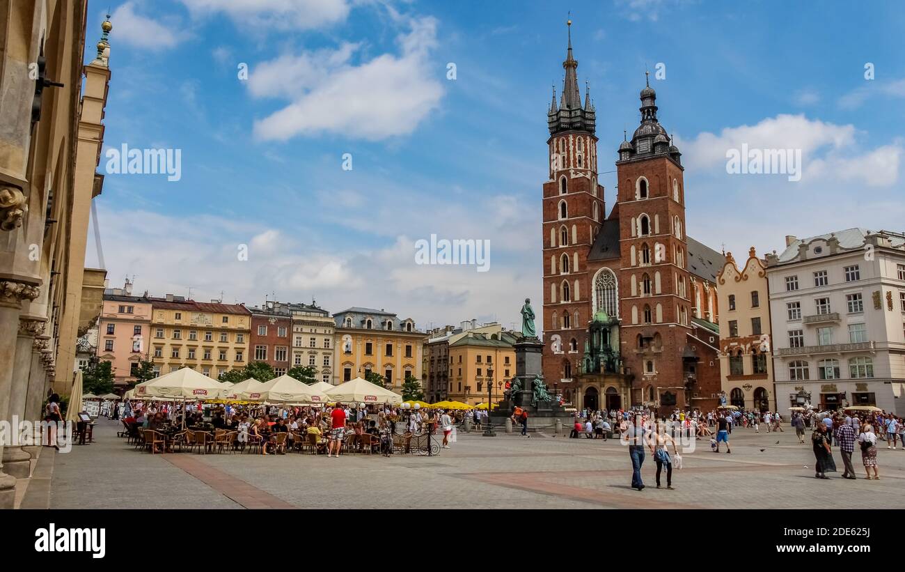 Krakau, Polen - 29. Juli 2018: Ein Restaurant und Café in der St. Mary's Basilica Kirche auf dem Hauptmarkt in der Altstadt von Krakau, Polen Stockfoto