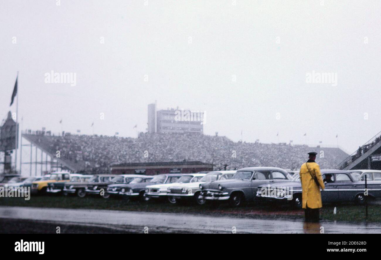Autos außerhalb Biber Stadion geparkt für Penn State Football Spiel (evtl. 1962) Stockfoto