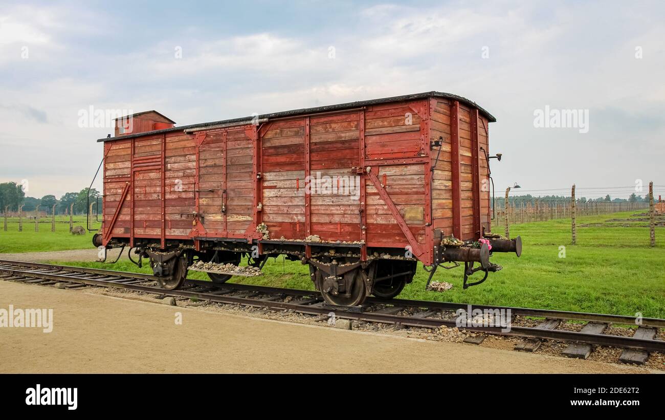 Auschwitz, Polen - 30. Juli 2018: Ein roter NS-Zugwagen aus Holz auf der Eisenbahnlinie im Konzentrationslager Auschwitz-Birkenau, Polen Stockfoto