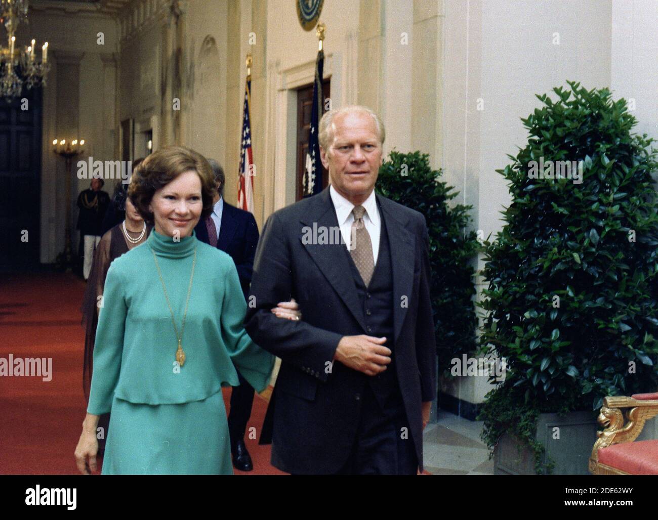 Präsident Gerald Ford begleitet Rosalynn Carter beim Panama Canal Treaty State Dinner. Ca. September 1977 Stockfoto